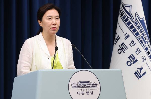 강유정 대변인이 15일 용산 대통령실 기자회견장에서 국무회의 관련 브리핑을 하고 있다.연합