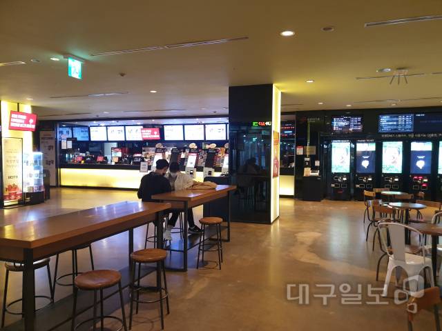 대구지역 극장가가 좀처럼 회복세를 되찾지 못하고 있다. 사진은 한산한 대구시내 한 영화관 모습. 대구일보DB