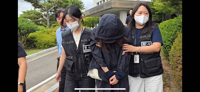 시험지를 빼돌린 협의로 학부모 B씨와 학교 관계자 C씨가 15일 구속됐다. 김진욱 기자