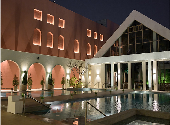 도심 속 휴양을 목표로 이번 여름시즌을 준비한 대구 북구 인터불고엑스코호텔은 올해도 고객들을 위한 다양한 행사를 준비했다. <인터불고엑스코 제공>