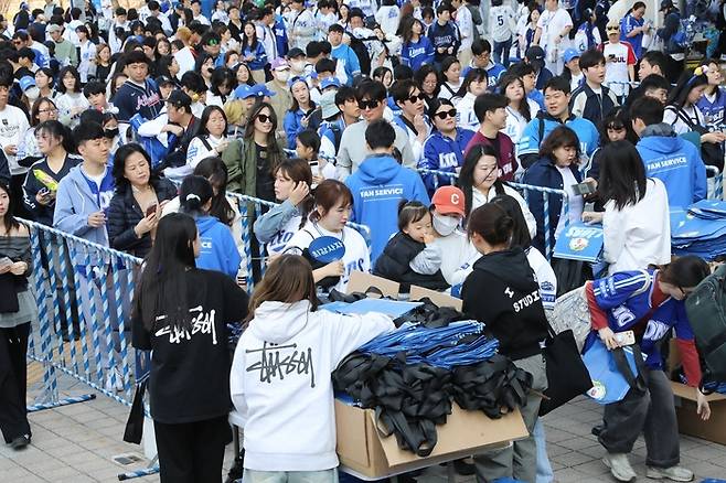 지난 3월 22일 대구 삼성라이온즈파크에서 열린 개막전을 찾은 팬들. <삼성 라이온즈 제공>