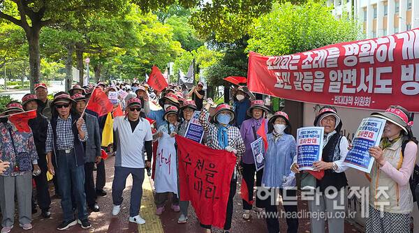 광령리 주민들이 15일 제주도청 앞에서 총궐기대회를 열고 종합폐기물처리사업 허가 철회를 요구하고 있다. ⓒ헤드라인제주