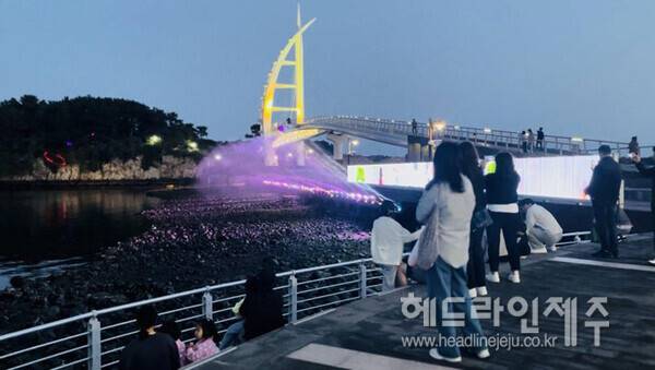 서귀포의 대표 랜드마크인 새연교에서 상설 공연이 펼쳐진다. 사진은 지난 5월부터 운영되고 있는 새연교 음악분수. (사진=서귀포시)