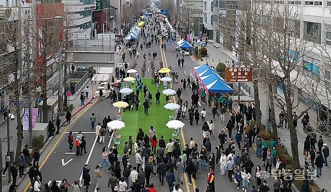 8일 광주 동구 금남로 차없는 거리 '걷자잉' 행사에 참가한 시민들이 차없는 금남로 거리를 걸으며 힐링하고 있다. 광주 동구