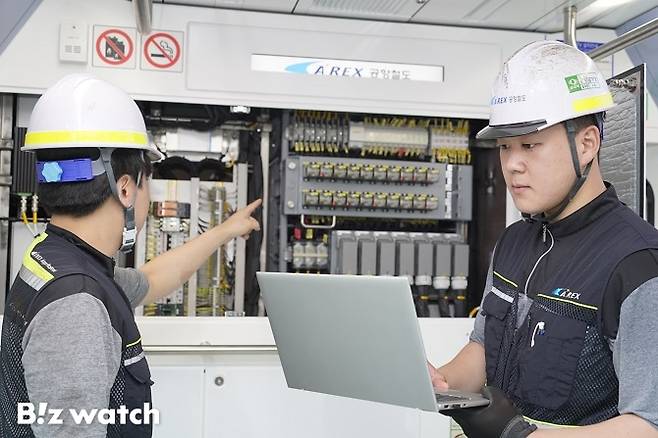 용유차량기지에서 공항철도 직원들이 5G 특화망에 연결된 노트북을 통해 객차 및 설비를 점검하는 모습/사진=LG유플러스 제공