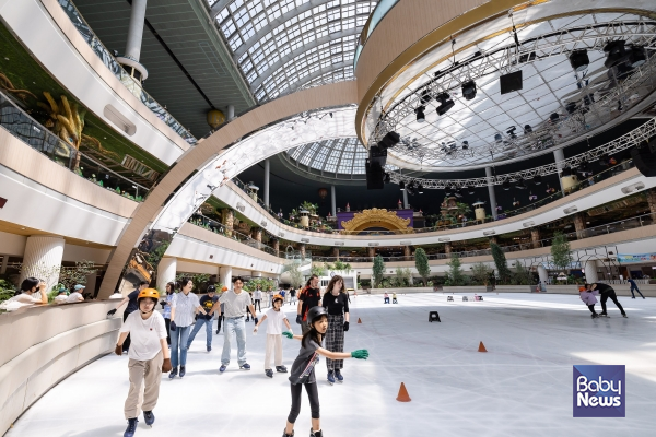 아이스링크에서 스케이팅 즐기는 피서객들. ⓒ롯데월드