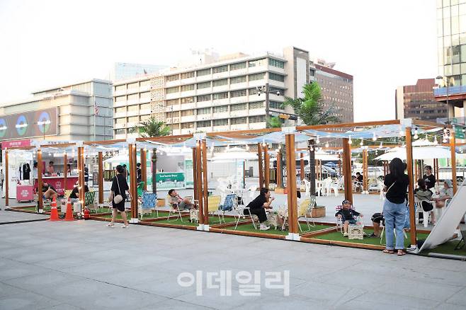 2024 서울썸머비치 썸머피서존에서 휴식을 취하고 있는 모습