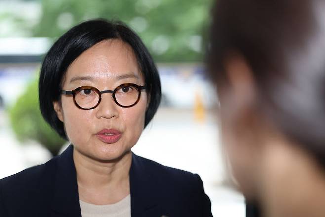 한성숙 중소벤처기업부 장관 후보자가 지난달 26일 서울 영등포구 중소기업기술정보진흥원 수도권평가실에 마련된 인사청문회 준비 사무실로 출근하며 취재진 질문에 답하고 있다.(사진=연합뉴스)