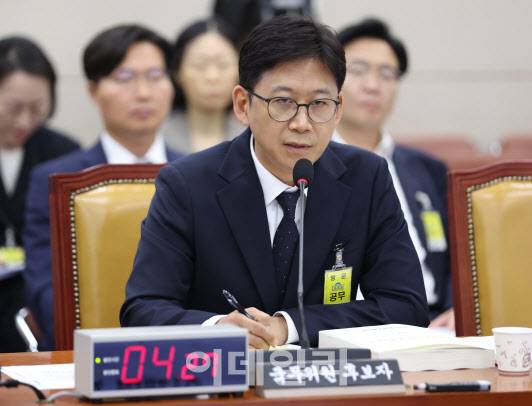 [이데일리 노진환 기자] 배경훈 과학기술정보통신부 장관 후보자가 14일 오후 서울 여의도 국회 과학기술정보방송통신위 전체회의에서 열린 인사청문회에 출석, 의원들의 질의에 답변하고 있다.