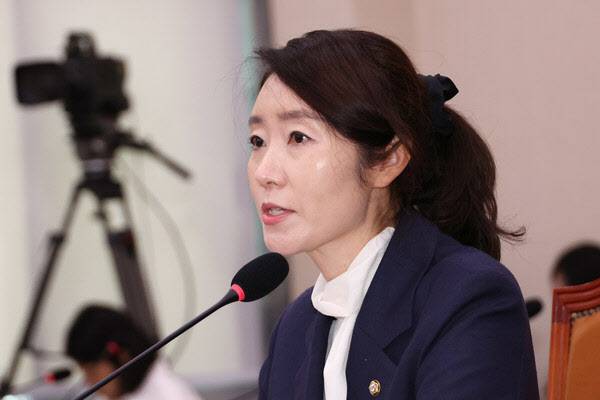 강선우 여성가족부 장관 후보자가 14일 서울 여의도 국회 여성가족위원회에서 열린 인사청문회에서 질문에 답하고 있다. (사진=연합뉴스)