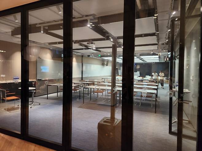 - 조그마한 회의실부터 대형 회의실까지 다양하게 구비돼 있다&nbsp;