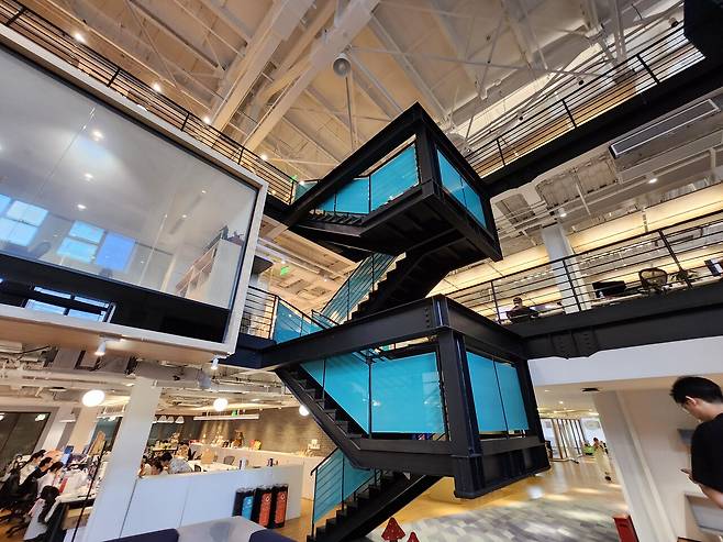 - 독특한 구조의 개방형 개단&nbsp;