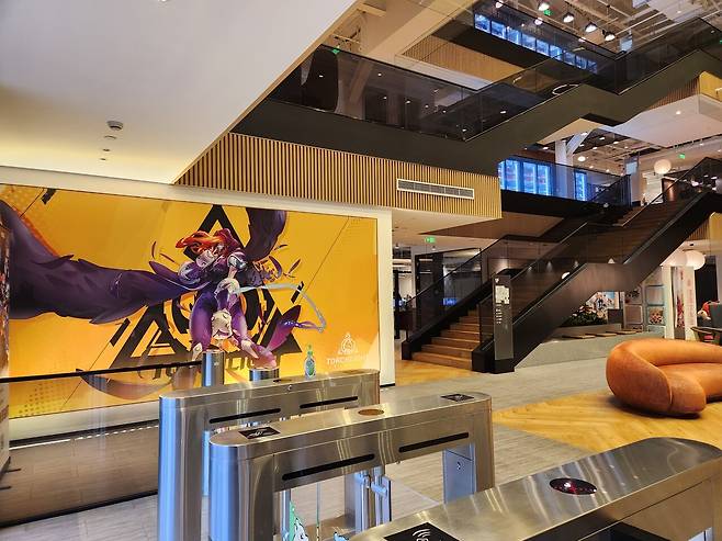 - XD의 메인 게임 '토치라이트 인피니트' 이미지가 크게 걸려있다&nbsp;