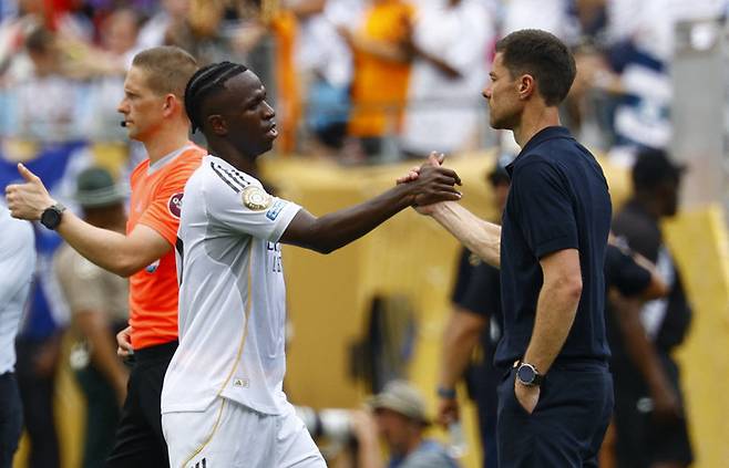 FIFA 클럽 월드컵 레알 마드리드 대 파추카 경기, 레알 마드리드의 비니시우스 주니오르가 교체 아웃되며 사비 알론소 감독과 악수하고 있다