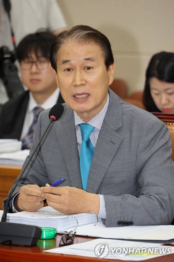 권오을 국가보훈부 장관 후보자가 15일 서울 여의도 국회 정무위원회에서 열린 인사청문회에서 위원 질의에 답하고 있다. 〈사진=연합뉴스〉