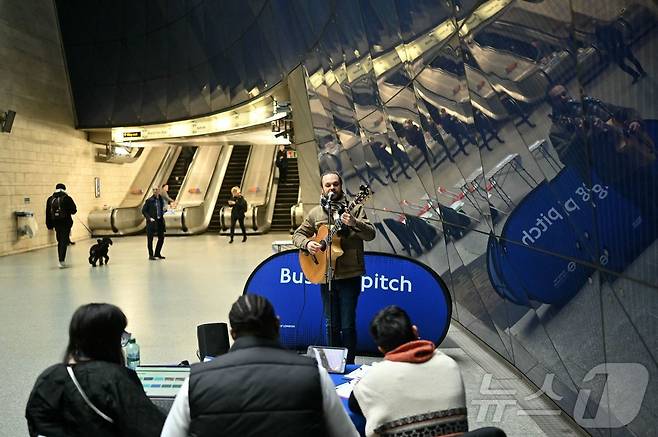기타리스트이자 가수인 프란체스코 나소네가 영국 런던의 런던교통공사(TFL) 사우스워크역에서 버스킹 오디션에 참가하고 있다. 2024.02.28/뉴스1 ⓒ AFP=뉴스1 ⓒ News1 김민수 기자