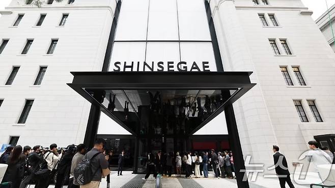 세계백화점이 옛 제일은행 본점을 매입해 10년간 쇼핑과 문화의 복합 공간으로 공들여 단장한 '더 헤리티지'가 지난 4월 개관했다. 2025.4.9/뉴스1 ⓒ News1 오대일 기자