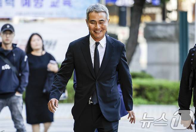 장현국 전 위메이드 대표이사가 서울 양천구 서울남부지법에서 열린 자본시장법 위반 혐의 첫 공판에 출석하고 있다. (공동취재) 2024.9.24/뉴스1 ⓒ News1 임세영 기자