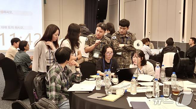 지난 9일 서울 용산 로카우스 호텔에서 열린 '2025년 질병청-국방부-지자체 감염병 대응 합동 훈련'에서 역학조사관 및 방역담당 공무원들이 수인성·식품매개 감염병 발생 시나리오 기반 미션을 수행하고 있다. 2025.7.9/뉴스1 조유리 기자