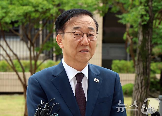 김윤덕 국토교통부 장관 후보자가 15일 오전 경기 과천시 정부과천청사에 마련된 인사청문회 사무실로 출근하며 소감을 밝히고 있다. 2025.7.15/뉴스1 ⓒ News1 황기선 기자