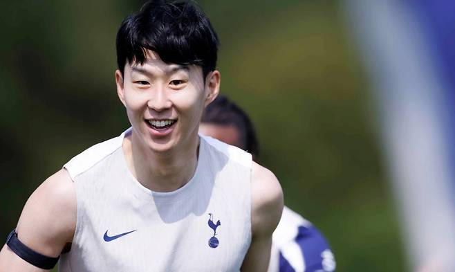 환한 표정으로 토트넘 훈련에 임한 손흥민(토트넘 홈페이지 캡처)