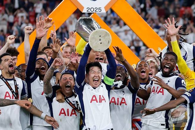 유로파리그 우승 후 세리머니를 하는 손흥민(가운데) ⓒ AFP=뉴스1