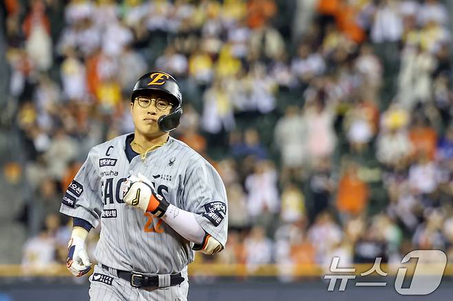 28일 오후 서울 송파구 잠실야구장에서 열린 프로야구 '2025 신한 SOL뱅크 KBO 리그' 한화 이글스와 LG 트윈스의 경기 연장 11회초 2사 주자 1루 상황에서 한화 채은성이 역전 투런홈런을 친 뒤 홈으로 향하고 있다. 2025.5.28/뉴스1 ⓒ News1 민경석 기자