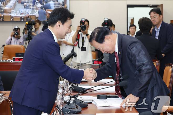 안규백 국방부 장관 후보자가 15일 오전 서울 여의도 국회 국방위원회 전체회의장에서 열린 인사청문회에 출석해 한기호 국민의힘 의원과 인사나누고 있다. 2025.7.15/뉴스1 ⓒ News1 이광호 기자