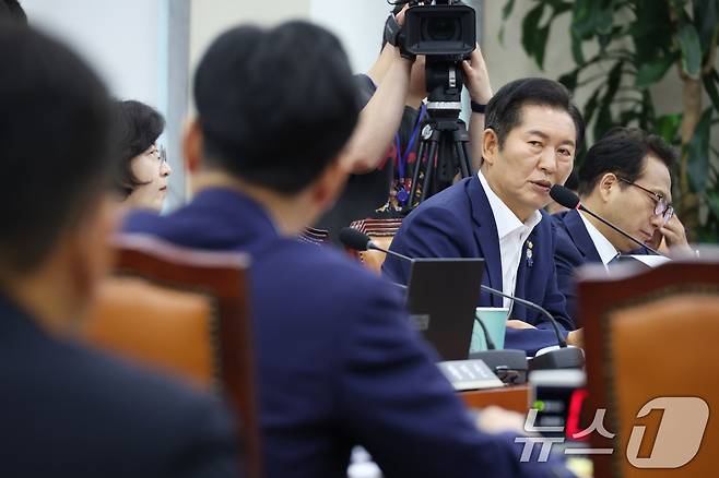 정청래 더불어민주당 의원이 15일 오전 서울 여의도 국회 국방위원회 전체회의장에서 열린 안규백 국방부장관 후보자 인사청문회에서 질의하고 있다. 2025.7.15/뉴스1 ⓒ News1 이광호 기자