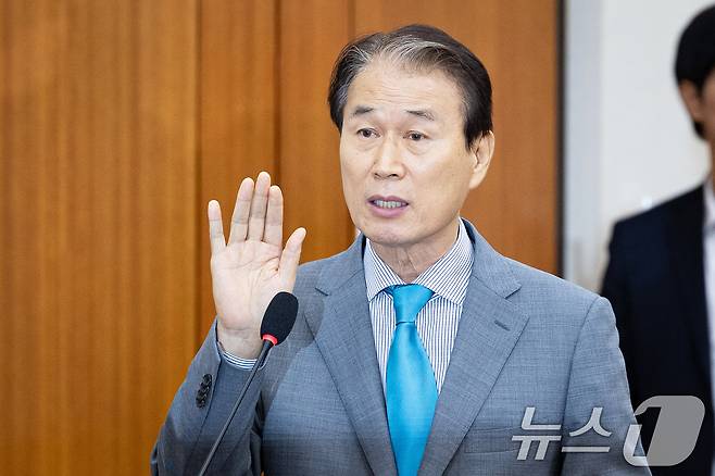 권오을 국가보훈부 장관 후보자가 15일 서울 여의도 국회에서 열린 인사청문회에 출석해 선서하고 있다. 2025.7.15/뉴스1 ⓒ News1 유승관 기자