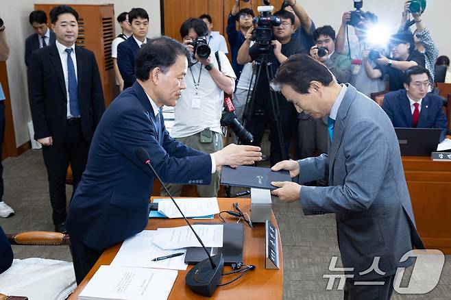 권오을 국가보훈부 장관 후보자가 15일 서울 여의도 국회에서 열린 인사청문회에서 선서를 마친 후 선서문을 윤한홍 정무위원장에게 전달하고 있다. 2025.7.15/뉴스1 ⓒ News1 유승관 기자