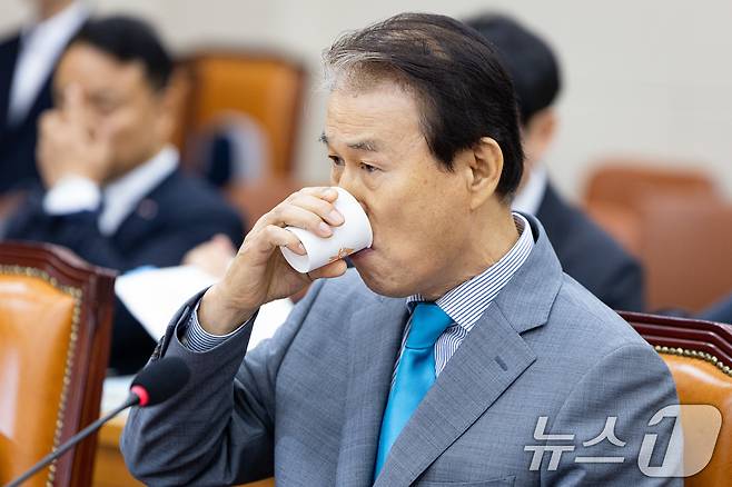 권오을 국가보훈부 장관 후보자가 15일 서울 여의도 국회에서 열린 인사청문회에서 물을 마시고 있다. 2025.7.15/뉴스1 ⓒ News1 유승관 기자