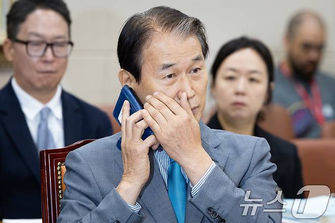 권오을 국가보훈부 장관 후보자가 15일 서울 여의도 국회에서 열린 인사청문회에 출석해 청문회 시작 전 전화통화를 하고 있다. 2025.7.15/뉴스1 ⓒ News1 유승관 기자