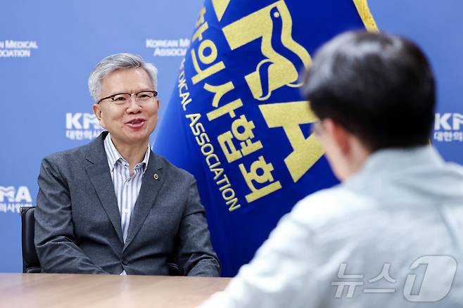 김택우 의사협회장이 14일 서울 용산구 대한의사협회에서 뉴스1과 인터뷰를 하고 있다. 2025.7.15/뉴스1 ⓒ News1 민경석 기자