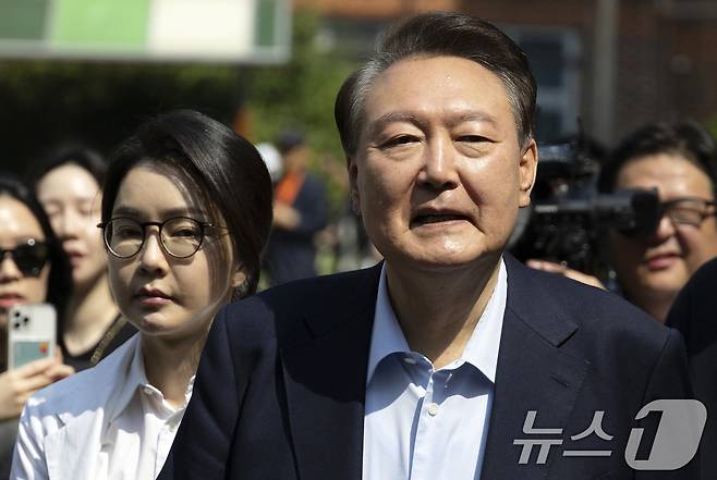 윤석열 전 대통령과 김건희 여사가 제21대 대통령 선거일인 지난달 3일 오전 서울 서초구 원명초등학교에 마련된 서초4동 제3투표소에서 투표를 마치고 차량으로 이동하고 있다. (공동취재)/뉴스1 ⓒ News1 김명섭 기자