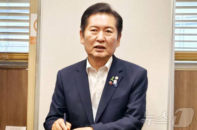 더불어민주당 차기 대표 선거에 출마한 정청래 의원(서울 마포구을)이 14일 오후 대구 동구 신암동의 한 식당에서 열린 당원 간담회에서 취재진 질문에 답하고 있다. 2025.7.14/뉴스1 ⓒ News1 남승렬 기자