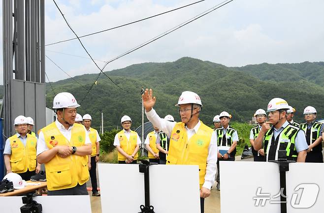김동철 한국전력공사 사장이 14일 전력 설비 건설 현장을 점검하고 있다. (한국전력공사 제공) 2025.07.15 /뉴스1