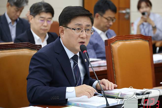 김성환 환경부 장관 후보자가 15일 오전 서울 여의도 국회 환경노동위원회 전체회의장에서 열린 인사청문회에 출석해 의원 질의에 답하고 있다. 2025.7.15/뉴스1 ⓒ News1 이광호 기자