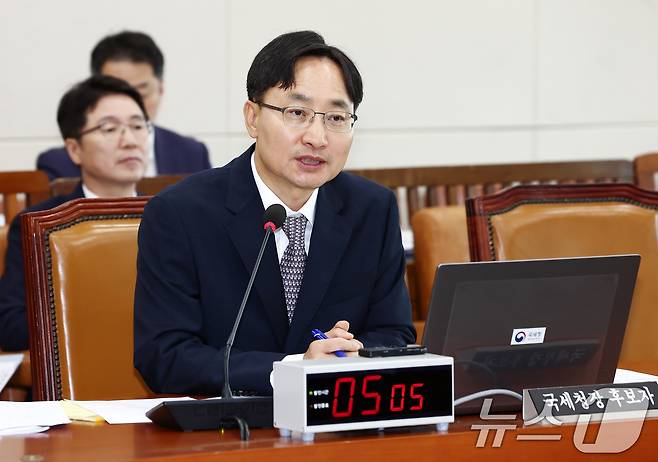 임광현 국세청장 후보자가 15일 오전 서울 여의도 국회 기획재정위원회에서 열린 국세청장 후보자 인사청문회에서 의원 질의에 답변하고 있다. 2025.7.15/뉴스1 ⓒ News1 김민지 기자