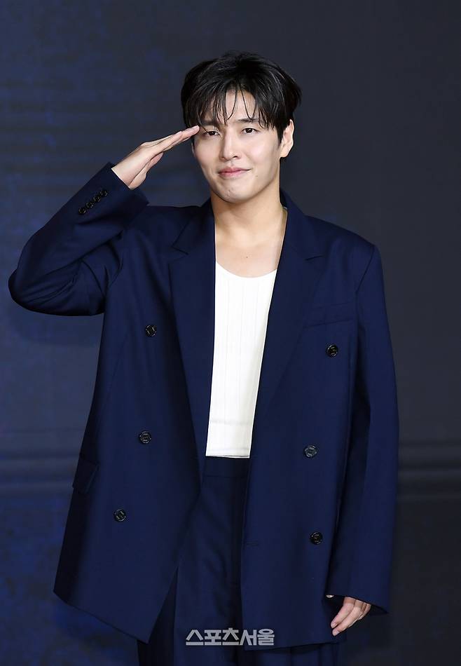 배우 강하늘이 9일 오전 서울 용산구 서울드래곤시티에서 열린 넷플릭스 시리즈 ‘오징어 게임’ 시즌3 제작발표회에서 취재진을 향해 포즈를 취하고 있다. 2025. 6. 9.  박진업 기자 upandup@sportsseoul.com