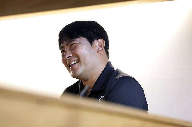 포항 U-18(포항제철고) 황지수 감독이 14일 취재진과 인터뷰에서 취재진 질문에 답하고 있다. 사진｜한국프로축구연맹