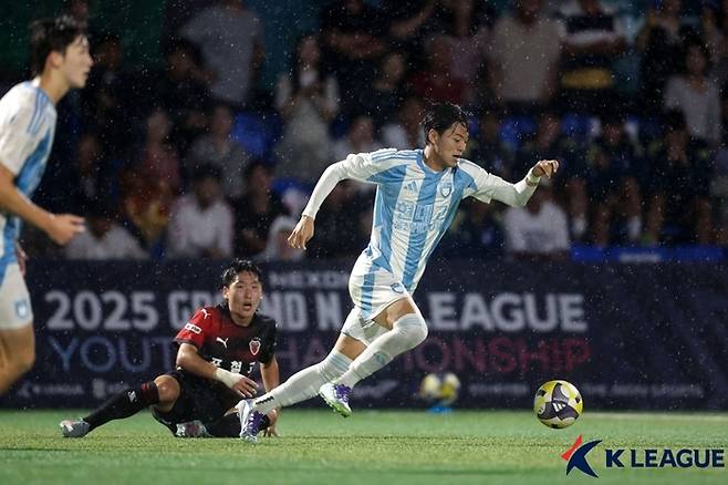 Ulsan U-18 Kim Min-chan is trying to dribble on the 14th. Photo ｜ Korean Professional Football Federation