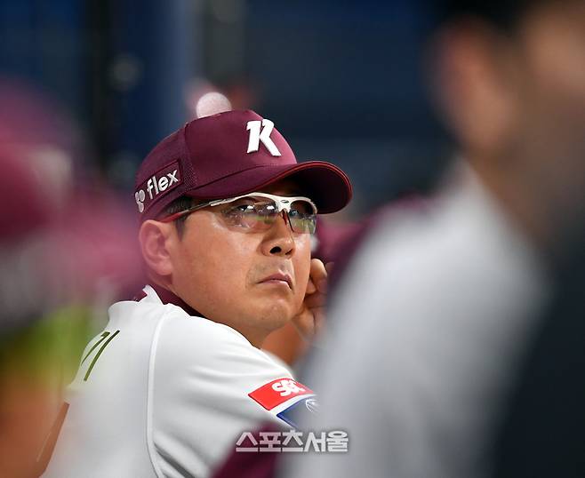 키움 홍원기 전 감독이 서울 고척스카이돔에서 열린 2024 KBO리그 롯데전에서 7회말 공격을 지켜보고 있다. 고척 | 강영조기자 kanjo@sportsseoul.com