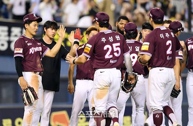 키움 선수들이 서울 잠실구장에서 열린 2025 KBO리그 LG전에서 4-3으로 승리하며 7연패에서 탈출한 뒤 하이파이브를 나누고 있다. 잠실 | 박진업 기자 upandup@sportsseoul.com