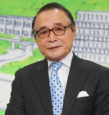 지난 2012년 신영균 한국영화인총연합회 명예회장이 서강대학교에서 열린 발전기금 전달식에서 10억원을 전달한 후 기념사진을 찍고 있다. 연합뉴스