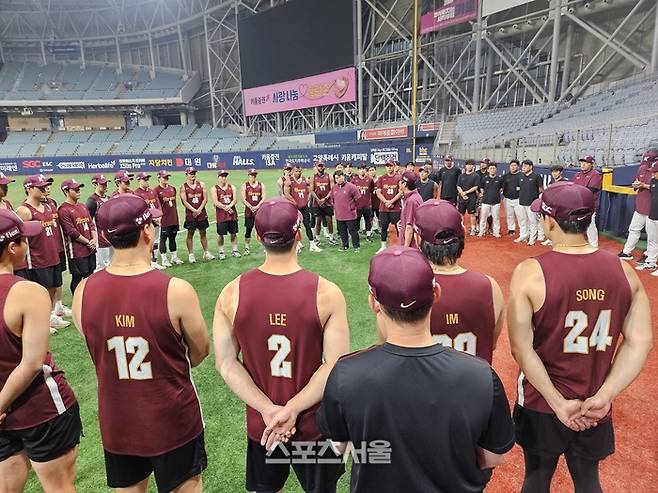 키움 선수들이 15일 서울 고척스카이돔에서 설종진 감독대행과 첫 미팅을 나누고 있다. 고척 | 김동영 기자 raining99@sportsseoul.com