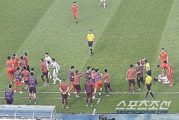 15일 중국-홍콩전 후반 벤치클리어링 장면. 사진(용인)=윤진만 기자yoonjinman@sportschosun.com