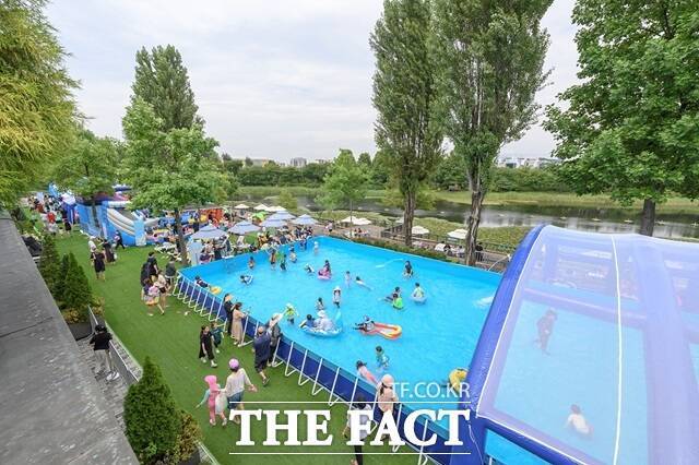 양천구 '서서울호수공원 어린이 물놀이장'은 내달 17일까지 매주 화요일에서 일요일까지 오전 10시부터 오후 4시까지 운영된다. /양천구