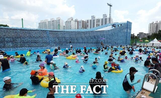 2024 노원워터파크에서 물놀이를 즐기는 사람들. 노원구는 '2025 노원 워터파크'를 오는 17일부터 내달 17일까지 운영한다.