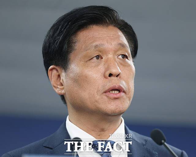 국정위는 정부 조직개편의 원칙과 방향을 '권력 분산'과 '국가 위기 대응'이라고 규정했다. 조승래 대변인이 지난달 16일 서울 종로구 정부서울청사 창성동 별관에서 열린 정례브리핑에 참석해 발언하는 모습. /임영무 기자